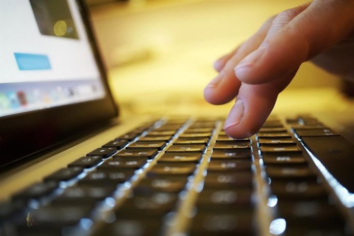 Archivo - Imatge de recurs d'una persona utilitzant un ordinador