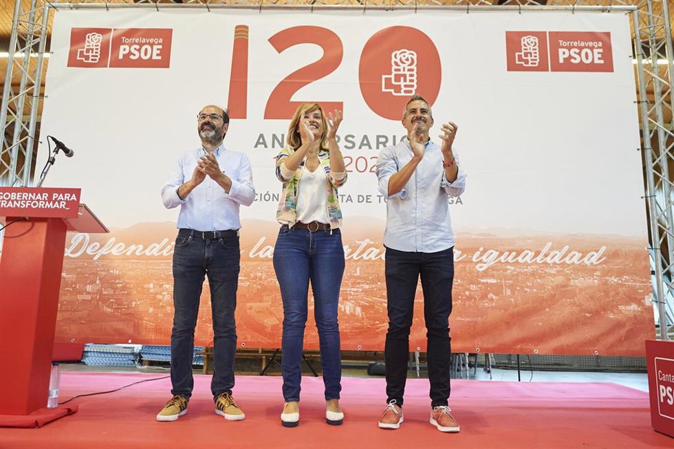 La ministra de Educación y Formación Profesional, Pilar Alegría; el secretario general PSOE en Torrelavega, Jose Luis Urraca (i); y el vicepresidente de Cantabria, Pablo Zuloaga, en el acto por el 120 Aniversario de la Agrupación Socialista de Torrelave