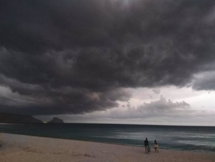 La tormenta se aproxima a Altea (Alicante)