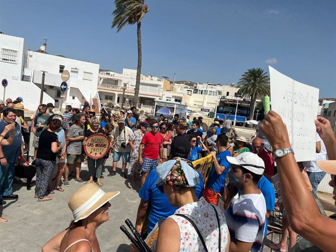 Concentración de vecinos de Las Negras de Níjar