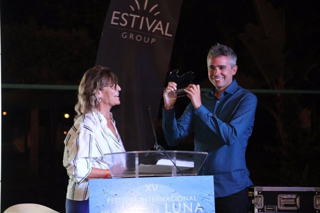 El productor de la cinta, Guillermo Rojas, recoge el premio.