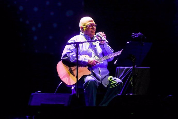Archivo - El cantautor Pablo Milanés durante un concierto en el Teatro Circo Price, a 12 de mayo de 2021, en Madrid (España).