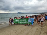 Más de 1.000 personas protestan en la playa del Rinconcillo de Algeciras (Cádiz) por la pérdida de litoral