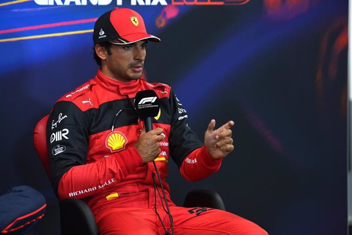 El piloto español Carlos Sainz (Ferrari) atiende a los medios de comunicación en el Gran Premio de Bélgica 2022.