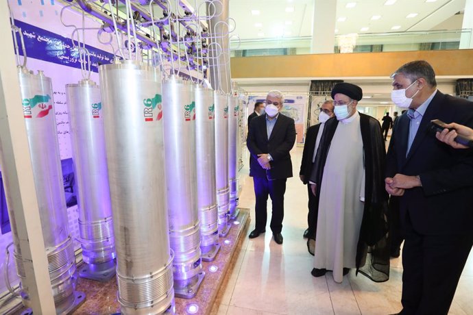 Archivo - HANDOUT - 09 April 2022, Iran, Tehran: Iranian President Ebrahim Raisi (2nd R) and the chief of the Atomic Energy Organization of Iran (AEOI) Mohammad Eslami (R)visit the exhibition of the AEOI during the National Day of Nuclear Technology in