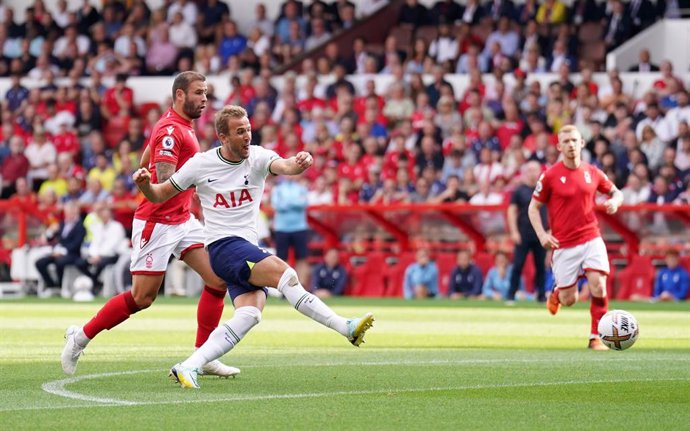 28 August 2022, United Kingdom, Nottingham: Tottenham Hotspur's Harry Kane scores his side's first goal during the English Premier League soccer match between Nottingham Forest and Tottenham Hotspur at the City Ground. Photo: Tim Goode/PA Wire/dpa