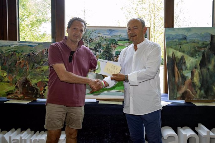 El Consejero De Industria, Turismo, Innovación, Transporte Y Comercio, Javier López Marcano, Con El Ganador Del II Concurso Nacional De Pintura Al Aire Libre De Cabárceno