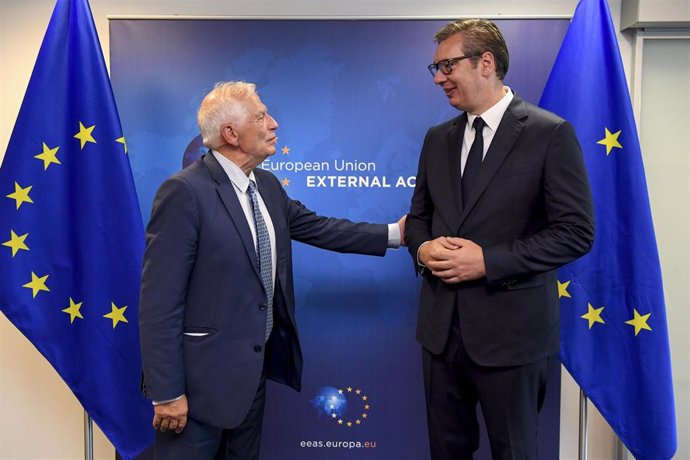 El Alto representante de Exteriores de la Unión Europea, Josep Borrell, y el presidente de Serbia, Aleksandar Vucic, en Bruselas.