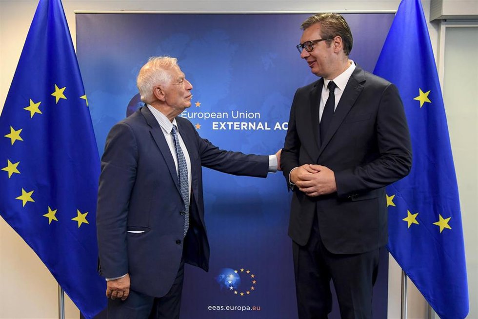 El Alto representante de Exteriores de la Unión Europea, Josep Borrell, y el presidente de Serbia, Aleksandar Vucic, en Bruselas.