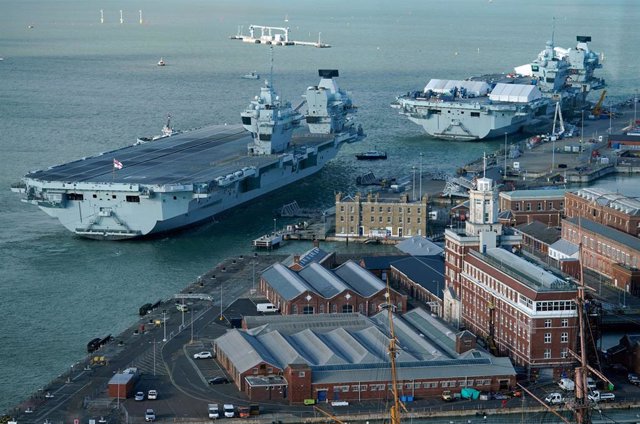 Archivo - Los portaaviones de la Marina Real británica: el HMS Príncipe de Gales y el HMS Reina Isabel en el puerto de Portsmouth, Reino Unido.