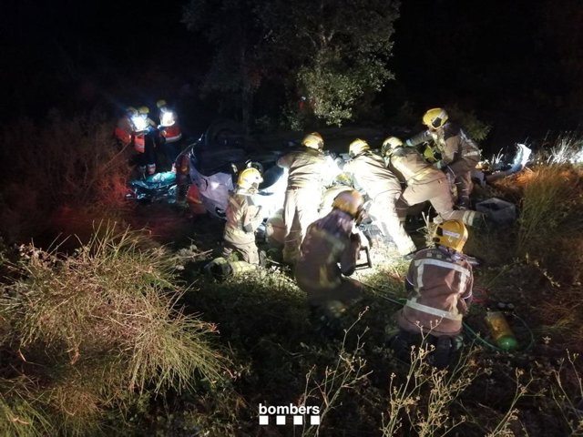 Imatge dels Bombers treballant en l'accident
