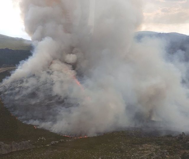 Incendio en el Campo de Tiro del Teleno en una imagen del sábado 27 de agosto.