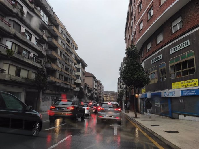Archivo - Tráfico en Oviedo en un día de lluvia.