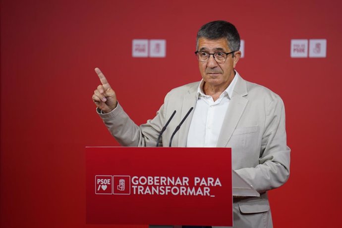 El portavoz del PSOE en el Congreso de los Diputados, Patxi Lpez, en una rueda de prensa en Bilbao