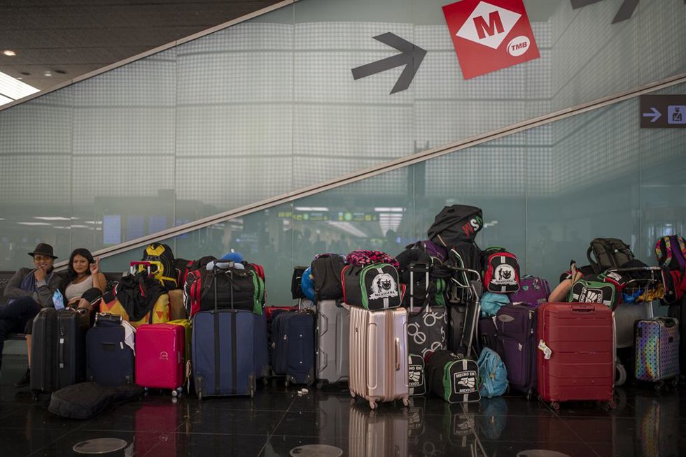 Un conjunto de maletas apiladas en el Aeropuerto Josep Tarradellas Barcelona-El Prat, a 8 de agosto de 2022, en Barcelona, Catalunya (España). S 
