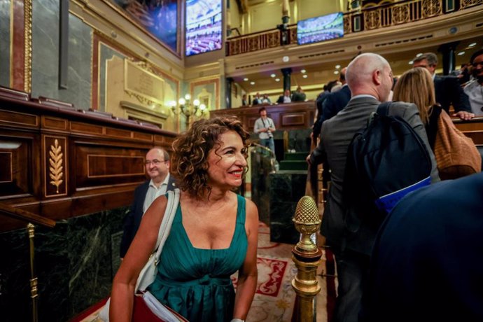 La ministra de Hacienda, María Jesús Montero, a su llegada a una sesión plenaria, en el Congreso de los Diputados, a 25 de agosto de 2022, en Madrid (España). 