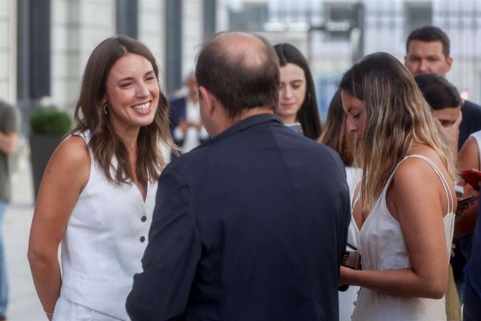 La ministra de Igualdad, Irene Montero, a su llegada a una sesión plenaria, en el Congreso de los Diputados, a 25 de agosto de 2022, en Madrid (España).