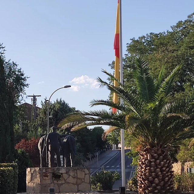 Bandera de España a media asta un hombre una cornada en los encierros de Alalpardo (Madrid)