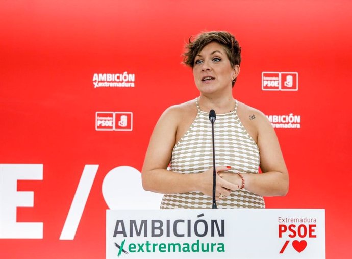 La portavoz del PSOE de Extremadura, Soraya Vega, en rueda de prensa