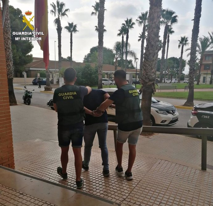 La Guardia Civil detiene a un toxicómano reincidente violento en la Alcudia por tres robos con violencia y dos hurtos