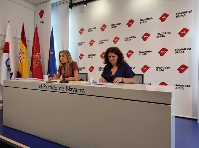 La portavoz de Navarra Suma en materia de Salud, Cristina Ibarrola (i), y la portavoz en Derechos Sociales, Marta Álvarez, en una rueda de prensa.
