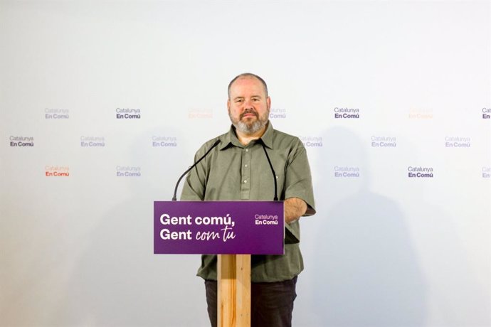 El portavoz de los comuns y diputado en el Congreso, Joan Mena, en rueda de prensa.