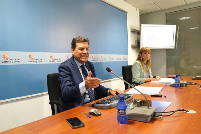 El consejero de Economía y Hacienda, Carlos Fernández Carriedo, durante la presentación de la contabilidad regional trimestral.