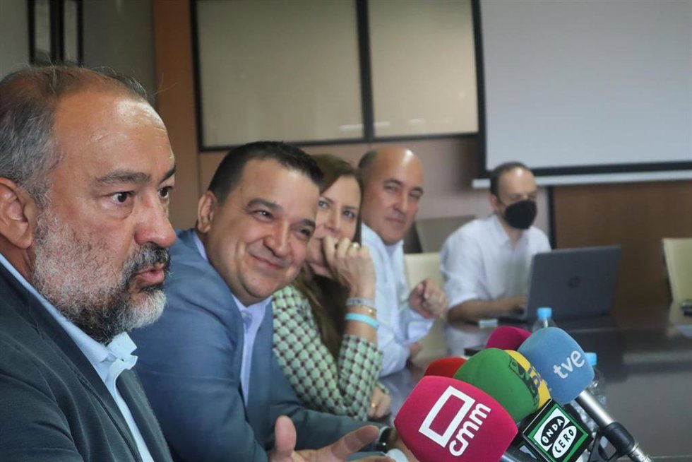 El rector de la UCLM, Julián Garde, y el consejero de Agricultura, Agua y Desarrollo Rural, Francisco Martínez Arroyo, en rueda de prensa.