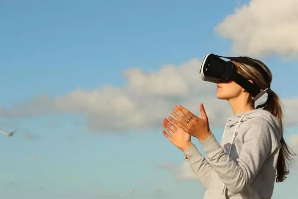 Representación gráfica de una mujer con unas gafas de realidad virtual