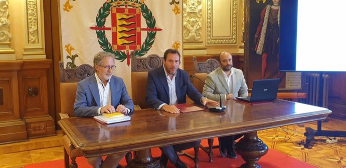 (IZQ A DER) El Concejal De Planeamiento Urbanístico Y Vivienda, Manuel Saravia; El Alcalde De Valladolid, Óscar Puente, Y El Arquitecto Líder Del Proyecto, Óscar Miguel Ares Álvarez, Durante La Rueda De Prensa De Presentación De La Rehabilitación Del Lo