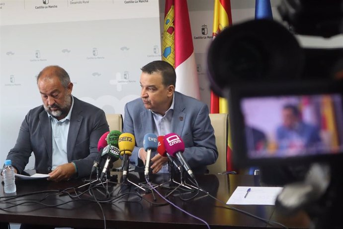 El rector de la UCLM, Julián Garde, y el consejero de Agricultura, Agua y Desarrollo Rural, Francisco Martínez Arroyo, en rueda de prensa.