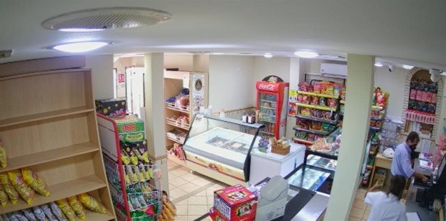 Imagen del robo perpetrado en un supermercado de Écija por un falso inspector de Sanidad.