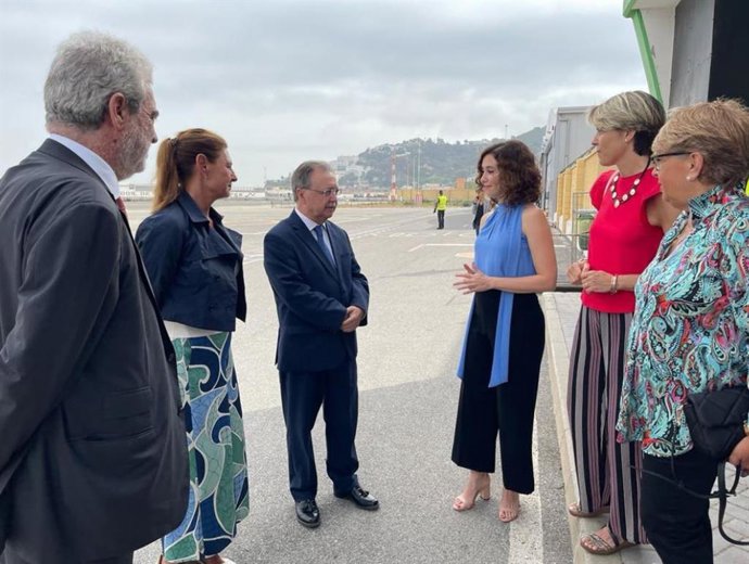 La presidenta de la Comunidad de Madrid, Isabel Díaz Ayuso, junto con el presidente de Ceuta, Juan Jesús Vivas.
