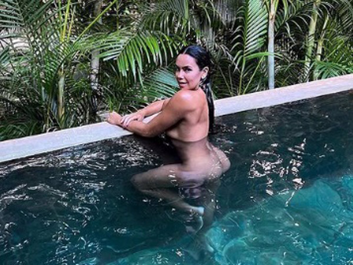 Cristina Pedroche reacciona a las críticas compartiendo una imagen desnuda  en una piscina