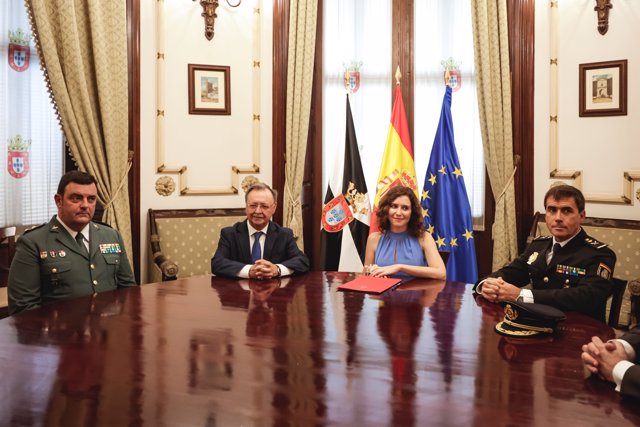 La presidenta de la Comunidad de Madrid, Isabel Díaz Ayuso, ha entregado este lunes la distinción de la Gran Cruz del Dos de Mayo, máxima distinción del Gobierno regional, a los agentes de Guardia Civil y Policía Nacional desplegados en Ceuta y Melilla