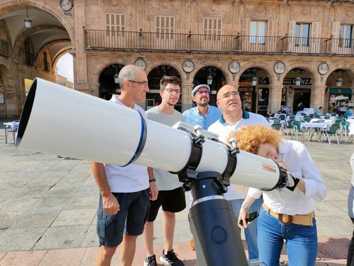 Expertos en astronomía, junto a la edil Ana Suárez, en una observación planetaria desde la Plaza Mayor de Salamanca.