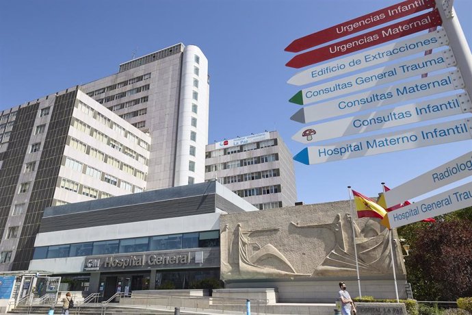 Archivo - Fachada del Hospital Universitario La Paz