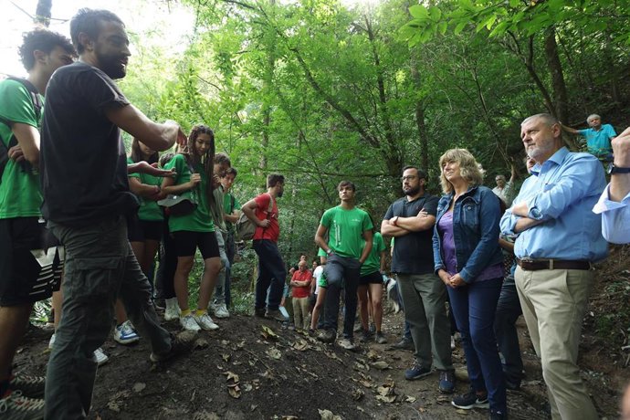 El vicepresidente, Javier Remírez; la consejera de Relaciones Ciudadanas, Ana Ollo, y el director general de Paz, Convivencia y Derechos Humanos, Martín Zabalza, junto a voluntarios para recuperación de barracones del franquismo.