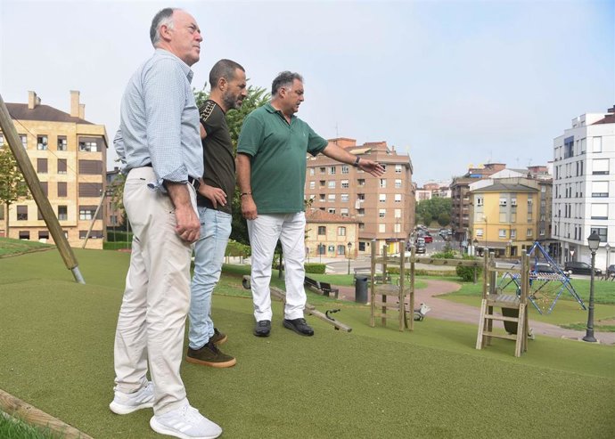 Angel González, en el centro