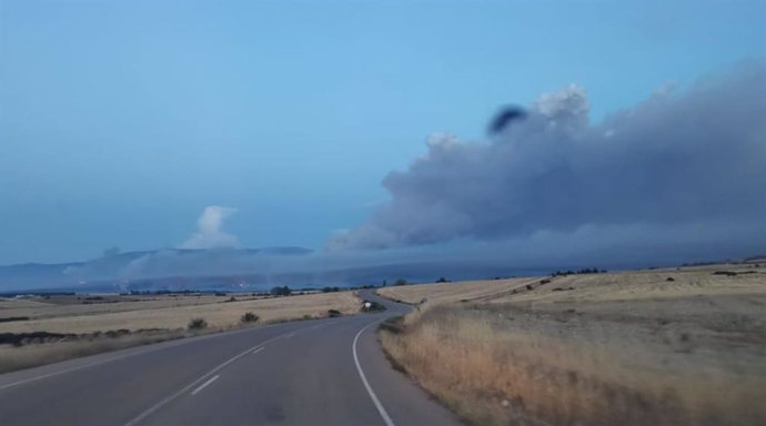Situación del incendio forestal de Campo de Tiro del Teleno (León) en la mañana de este lunes.