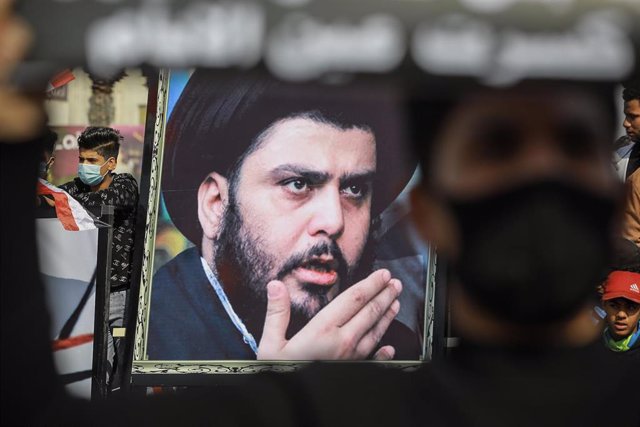 Archivo - Una fotografía del clçerigo chií Muqtada al Sadr 