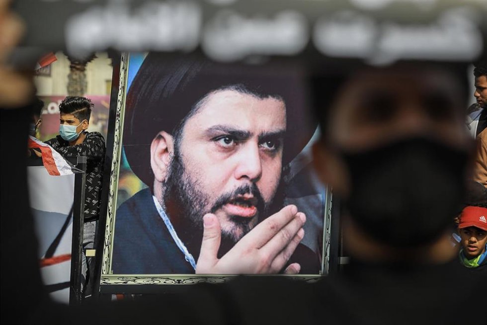 Archivo - Una fotografía del clerigo chií Muqtada al Sadr 