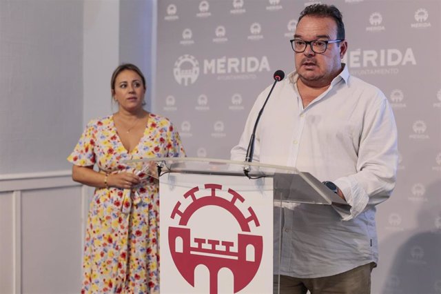 Los concejales de Mérida Marco Antonio Guijarro y Ana Aragoneses en rueda de prensa tras la reunión de la Mesa Técnica de Seguridad con motivo de la Feria de la capital extremeña