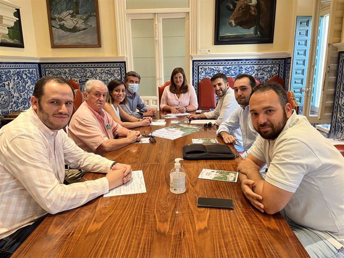 En la imagen, de izquierda a derecha, Víctor García (vocal) Gregorio Garrido (vicepresidente) Blanca García (presidenta) Felipe Gómez-Perreta (tesorero) Luis Gómez (secretario) y José Molina (vocal)