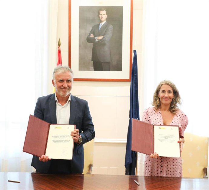 El presidente de Canarias, Ángel Víctor Torres y la ministra de Transportes, Movilidad y Agenda Urbana, Raquel Sánchez, posan con la firma de un protocolo de colaboración para abaratar el transporte