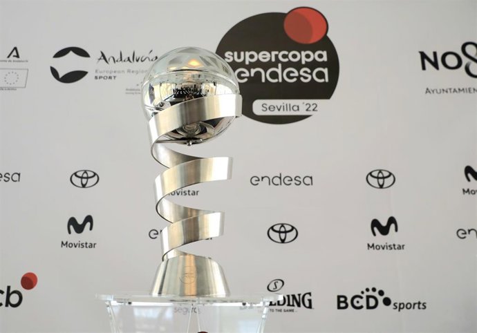 Detalle de la copa durante la presentación de la Supercopa Endesa Sevilla 2022, a 29 de agosto de 2022 en Sevilla (Andalucía, España)