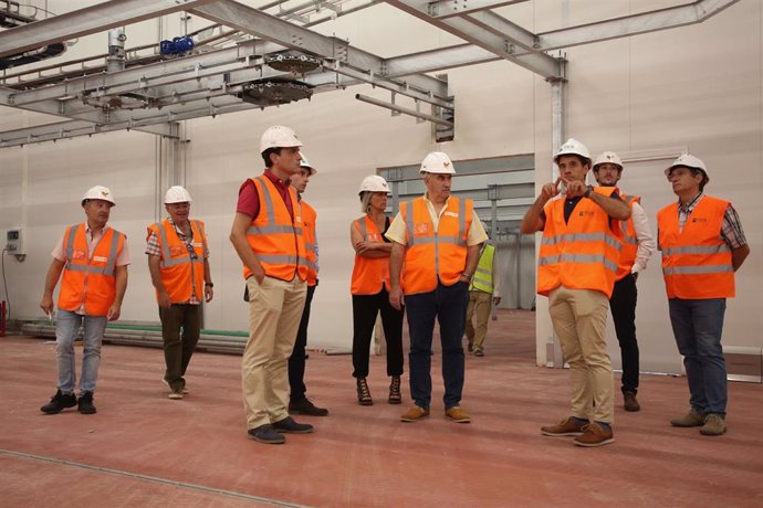 El vicepresidente segundo del Gobierno de Navarra, José M Aierdi, visita los trabajos de la empresa Cárnicas Iruña, la primera implantación empresarial del nuevo polígono industrial de Lumbier.