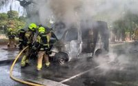 Una furgoneta incendiada obliga a cortar el tráfico entre Botánico Cavanilles y Blasco Ibáñez