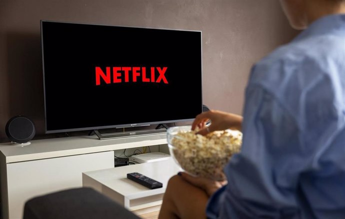 Un usuario de Netflix con la interfaz de la plataforma en el televisor