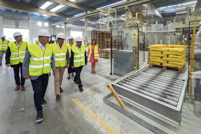 El presidente cántabro, Miguel Ángel Revilla, el consejero de Industria, Javier López Marcano, y la alcaldesa de Polanco, Rosa Díaz, entre otros, visitan las instalaciones de Julio Cabrero y Cía en el Puerto de Requejada